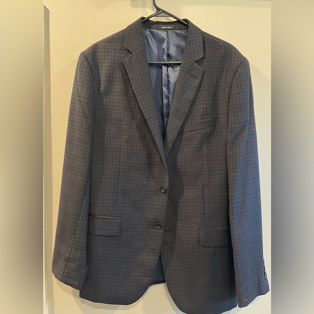 Men’s Egara sport coat. Size 44R slim fit. Dark blue with checkered pattern